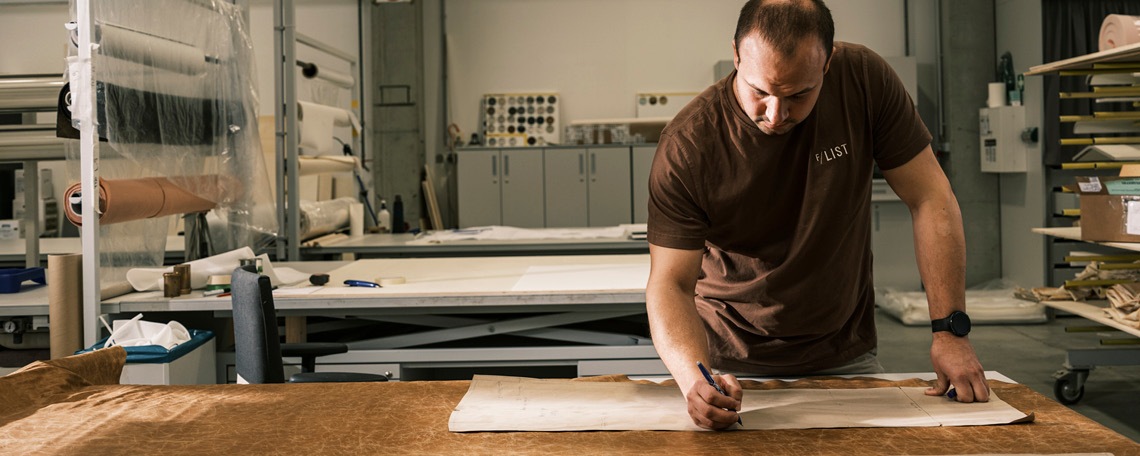 Cabinet Maker, 2. image